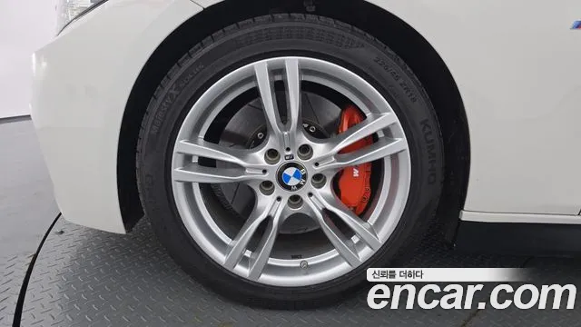 BMW 3-Series 2018 thumb 5
