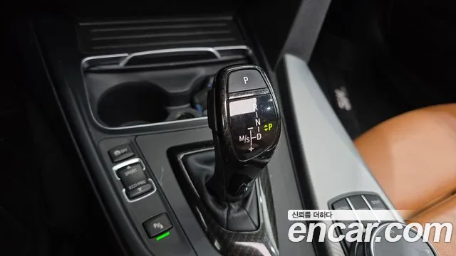 BMW 3-Series 2018 thumb 9