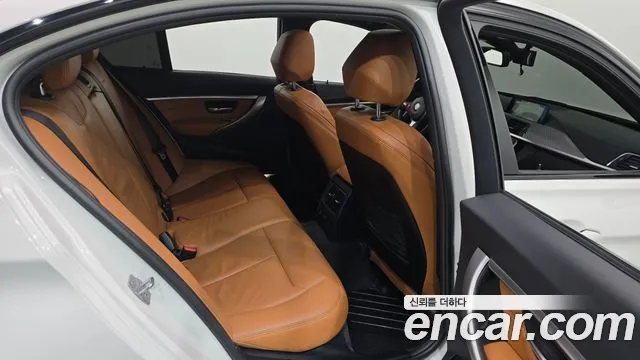 BMW 3-Series 2018 thumb 11
