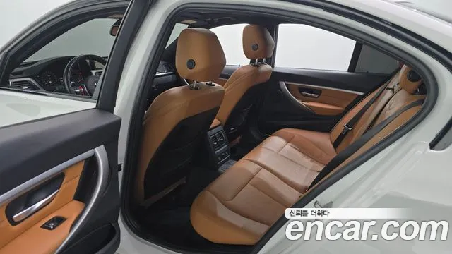 BMW 3-Series 2018 thumb 12