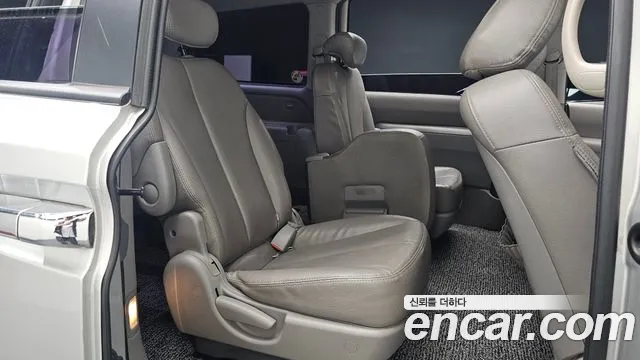 Kia Carnival 2012 thumb 10