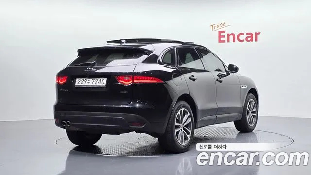 Jaguar F-Pace 2017 thumb 2