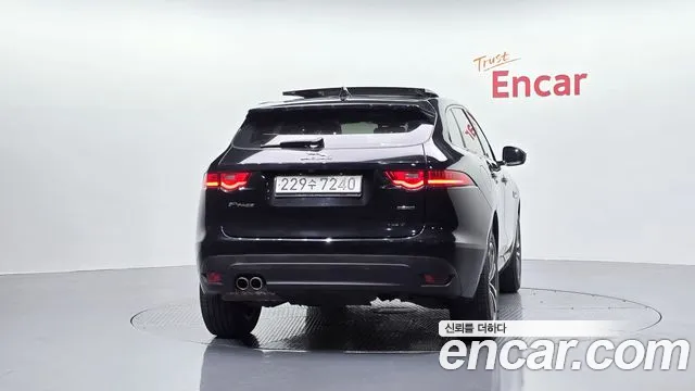 Jaguar F-Pace 2017 thumb 4