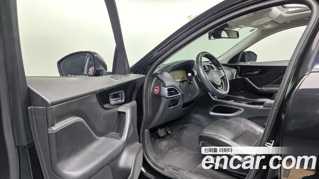 Jaguar F-Pace 2017 thumb 10