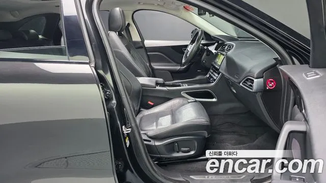 Jaguar F-Pace 2017 thumb 11