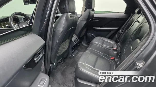 Jaguar F-Pace 2017 thumb 12