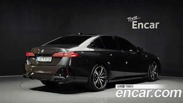 BMW 5-Series 2025 thumb 2