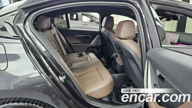 BMW 5-Series 2025 thumb 11
