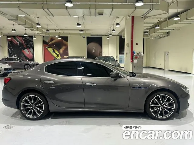Maserati Ghibli 2023 thumb 3