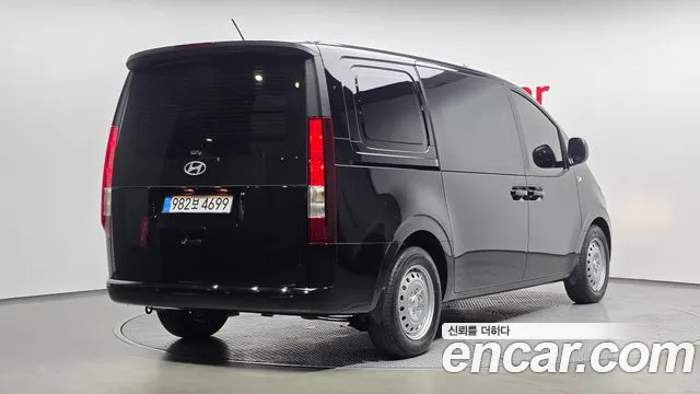 Hyundai Staria 2025 thumb 2