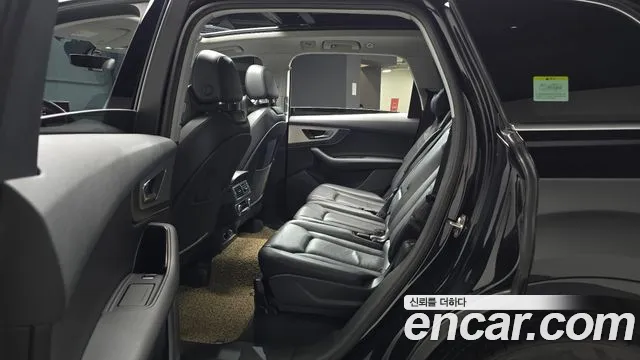 Audi Q7 2019 thumb 10