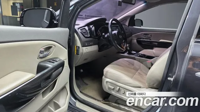Kia Carnival 2017 thumb 10