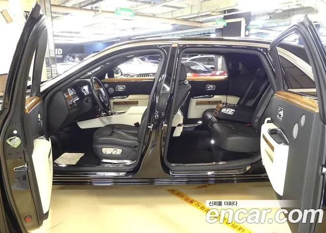 Rolls-Royce Ghost 2016 thumb 4