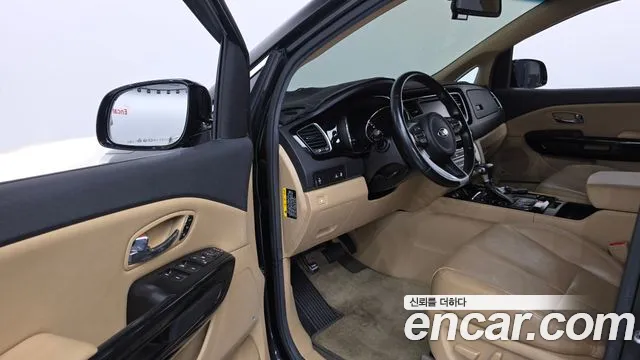 Kia Carnival 2016 thumb 10