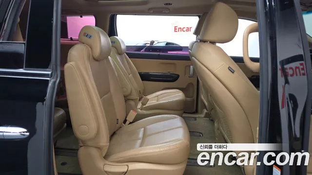Kia Carnival 2016 thumb 11