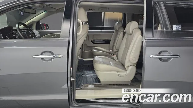Kia Carnival 2017 thumb 12