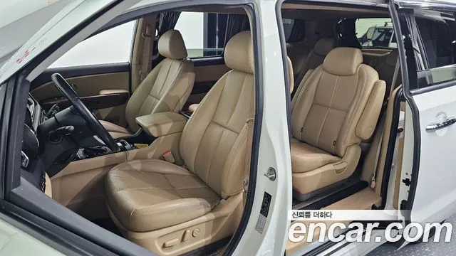 Kia Carnival 2016 thumb 10