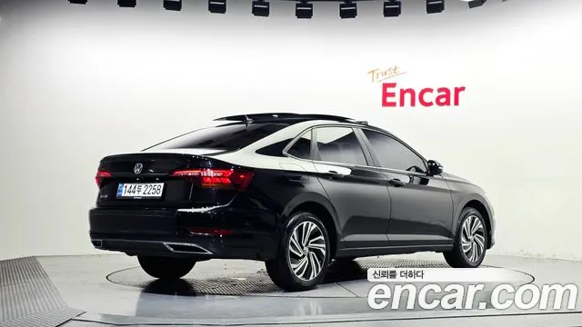 Volkswagen Jetta 2021 thumb 2