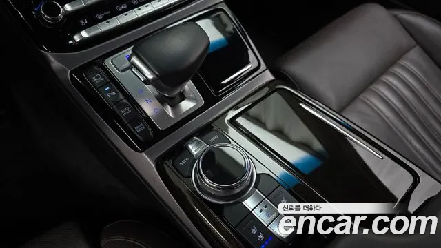 Genesis G90 2017 thumb 9