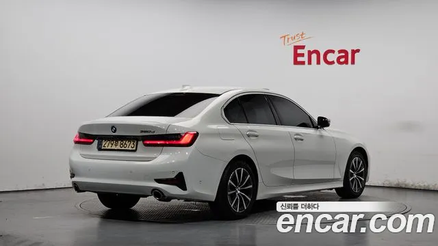 BMW 3-Series 2019 thumb 2