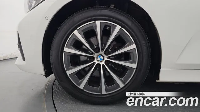 BMW 3-Series 2019 thumb 5