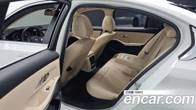 BMW 3-Series 2019 thumb 11