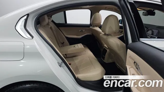 BMW 3-Series 2019 thumb 12