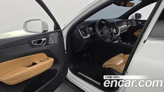 Volvo XC60 2019 thumb 10