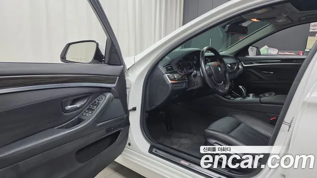 BMW 5-Series 2015 thumb 10