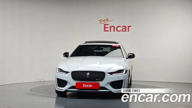 Jaguar XE 2020 thumb 2