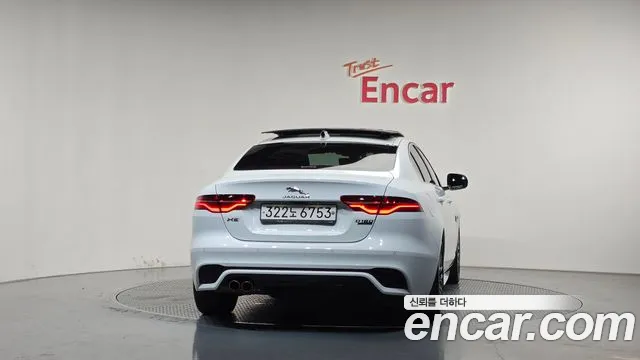 Jaguar XE 2020 thumb 3