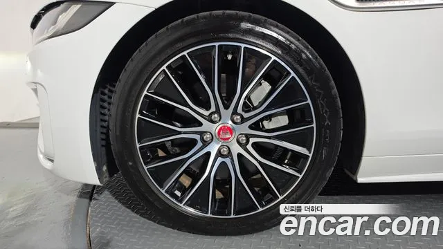 Jaguar XE 2020 thumb 4