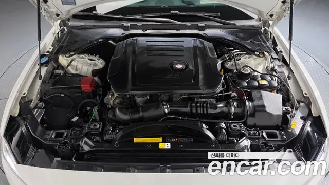 Jaguar XE 2020 thumb 5