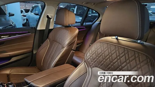BMW 5-Series 2023 thumb 10