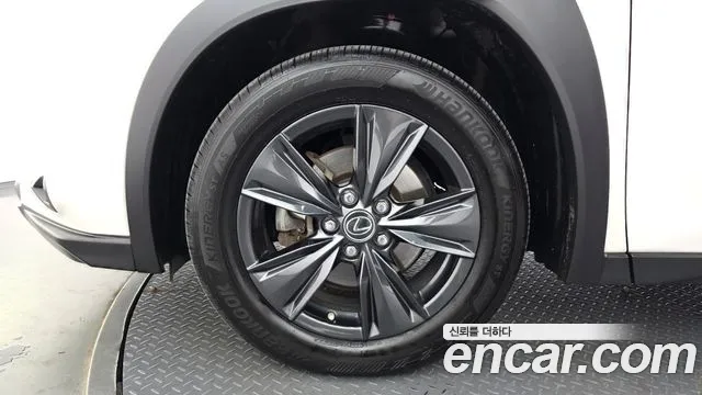 Lexus UX 2019 thumb 5