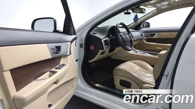 Jaguar XF 2014 thumb 10