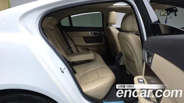 Jaguar XF 2014 thumb 11