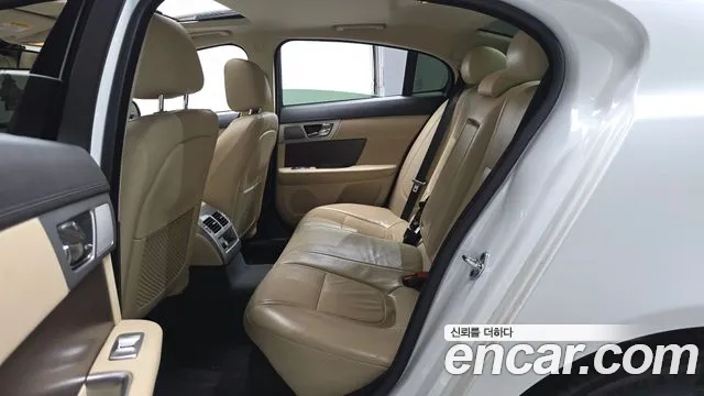 Jaguar XF 2014 thumb 12