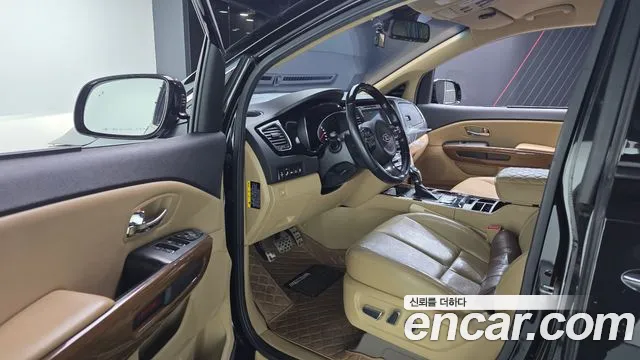Kia Carnival 2015 thumb 10