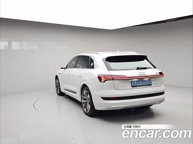 Audi e-tron 2021 thumb 2