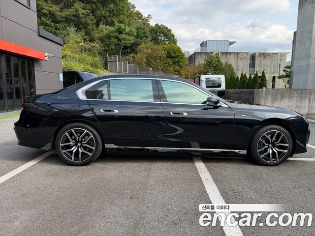 BMW 7-Series 2025 thumb 4