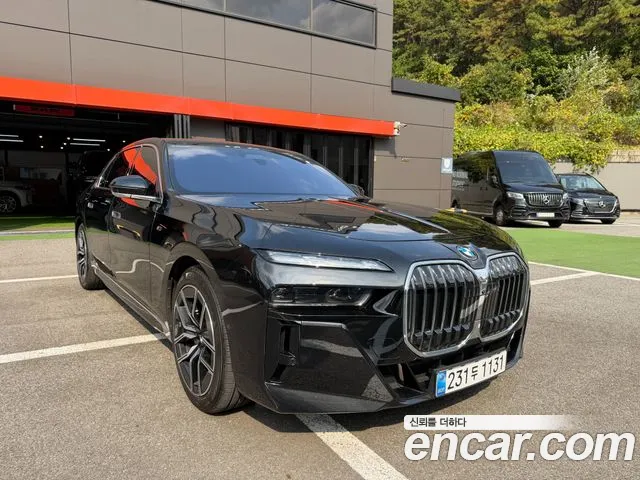 BMW 7-Series 2025 thumb 12