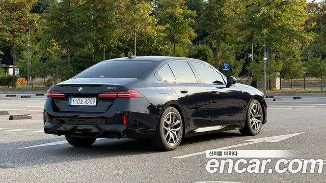 BMW 5-Series 2023 thumb 2