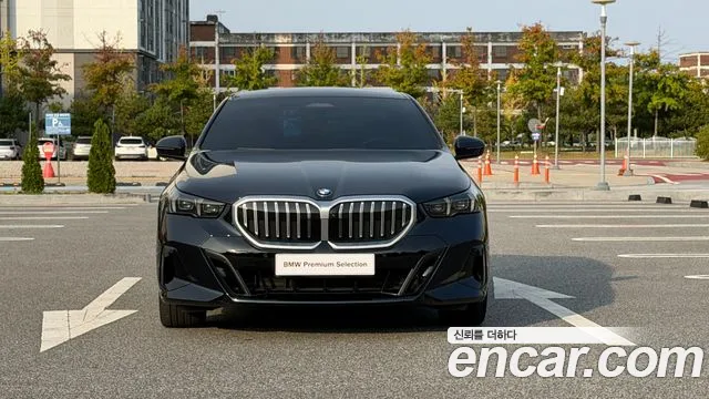 BMW 5-Series 2023 thumb 3