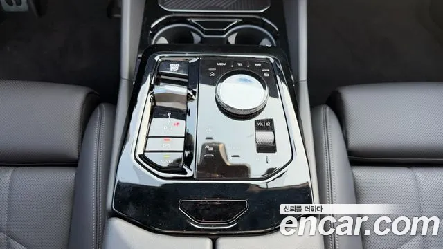 BMW 5-Series 2023 thumb 9