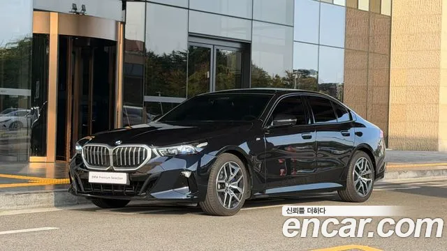 BMW 5-Series 2023 thumb 12