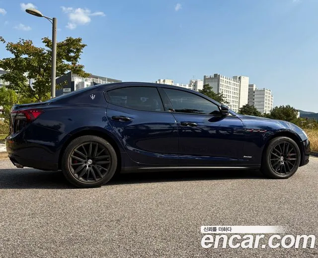 Maserati Ghibli 2017 thumb 9