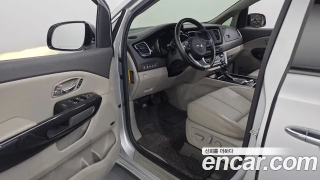Kia Carnival 2015 thumb 10