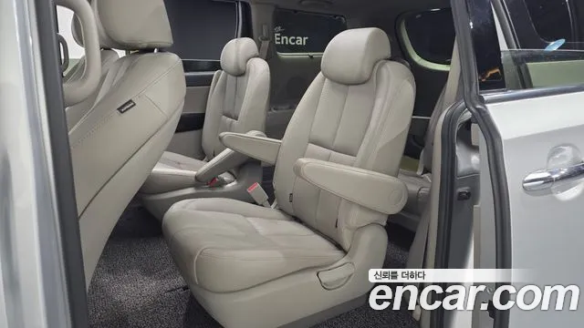 Kia Carnival 2015 thumb 11