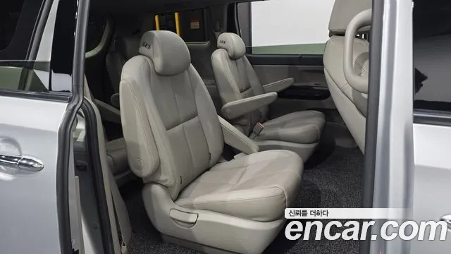 Kia Carnival 2015 thumb 12